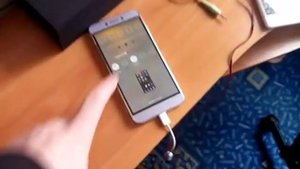 Le2 (переходник не видит наушники, воспроизводит через основной динамик)