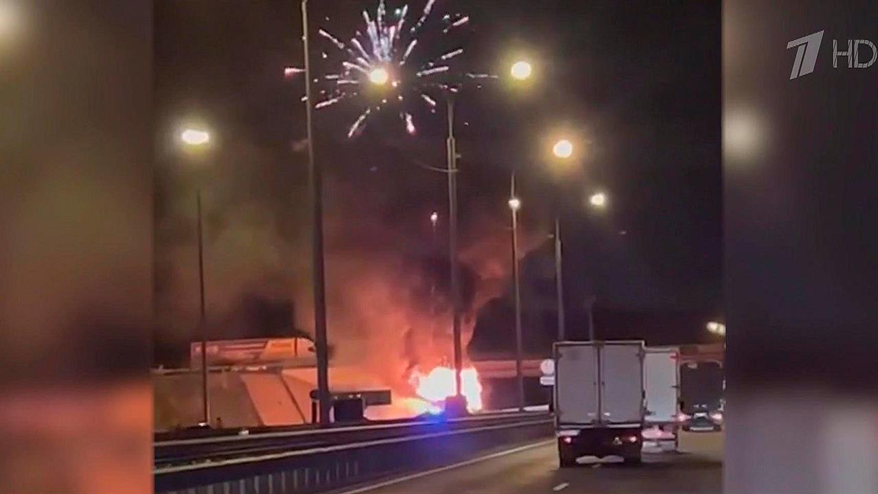 На Симферопольском шоссе в Подмосковье загорелась фура с фейерверками