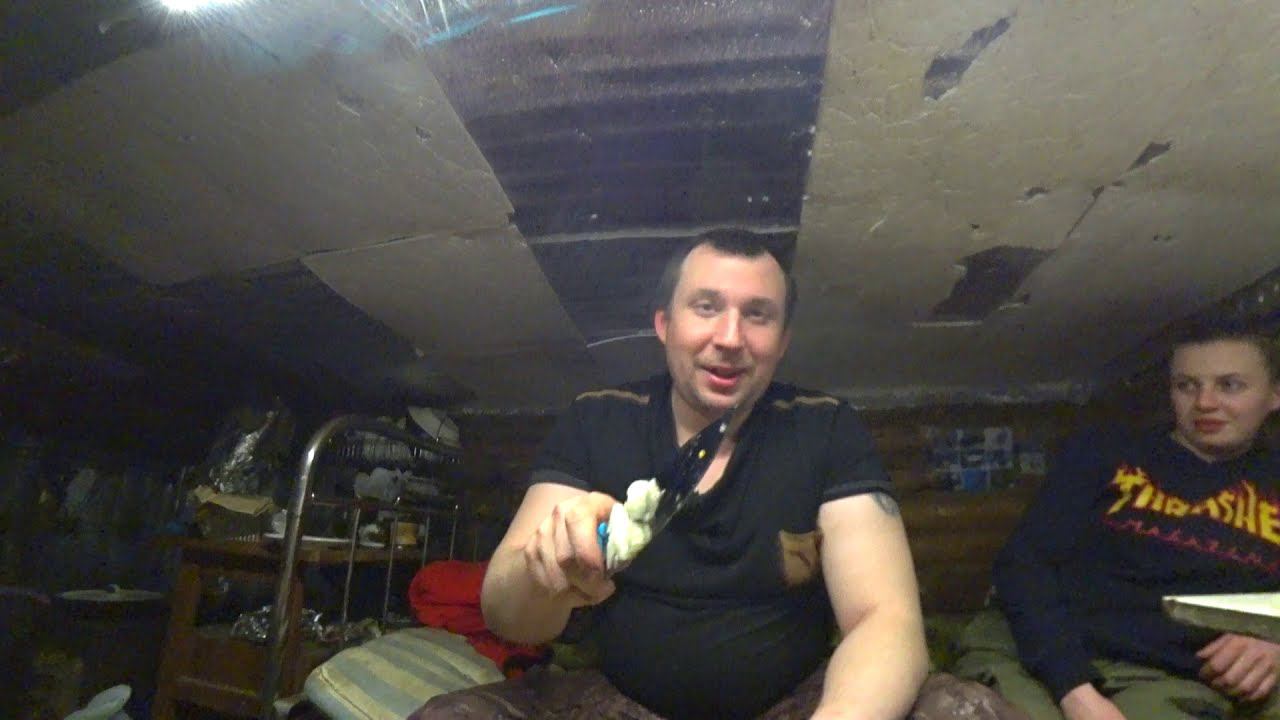 ЖИЗНЬ И БЫТ В ТАЙГЕ! Отдых с ночевкой в лесной избе / Готовим в лесу: говядина в печке на углях. Ч2 смотреть онлайн