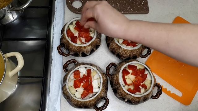 Говядина с картофелем в горшочках.
