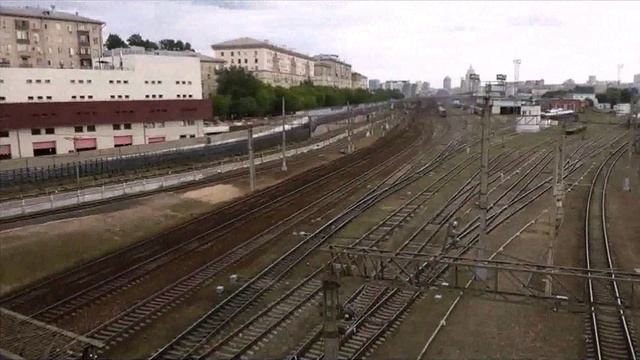 Вид на Киевский вокзал с Киевского путепровода и станция метро Студенческая