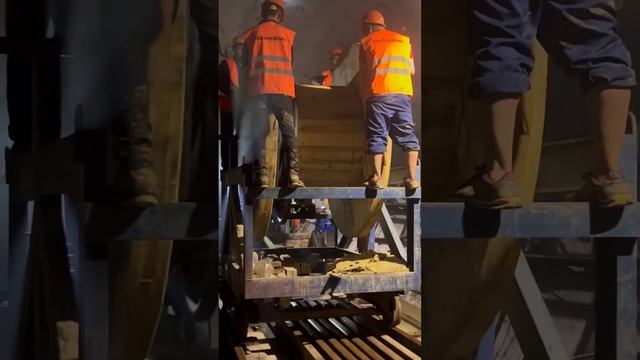 Прокладка кабеля метро #кабель #метро #прокладка #барабан#рельсы#сила смотреть онлайн