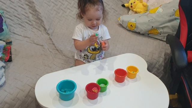Лера продолжает изучать цвета,но мы немного усложнили задание (в некоторых стаканчиках по 2 пред-та