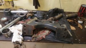 извлечение втулок поворотных цилиндров из каретки terex