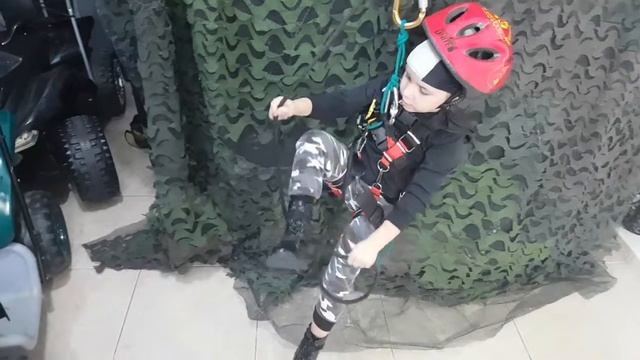 Рианна учится подниматься по веревкам . альпинизм ,жумаринг. смотреть онлайн