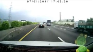 На ходу лопнуло колесо и улетел на встречку