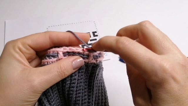 Модная шапочка крючком. Мозаика по кругу, подробный мастер класс смотреть онлайн