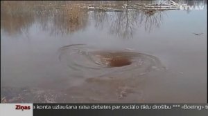 Воронка в Латвийской реке- сенсация в интернете.
