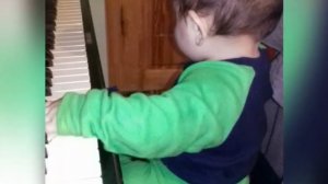 Ребёнок играет на пианино.