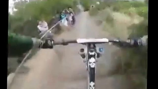 Скоростной спуск с горы на велосипеде смотреть онлайн