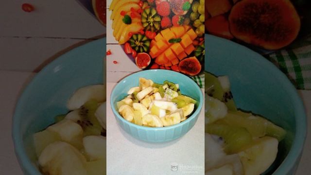 Фруктовый салат с киви, ананасом и бананом