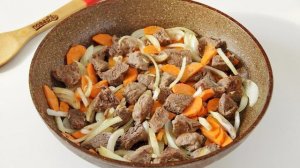 Говядина на сковороде с морковью и луком