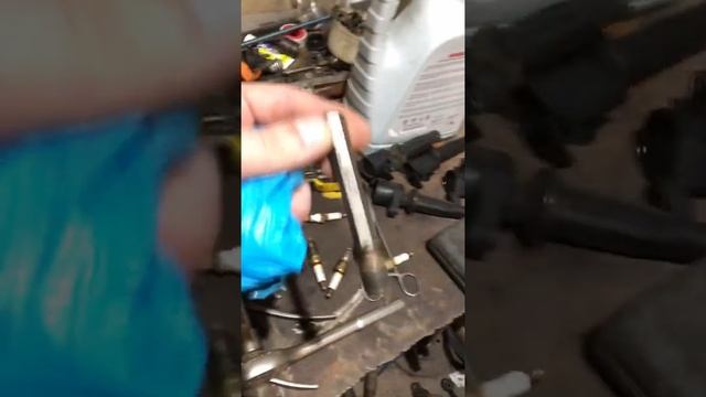 Как выкрутить обломившуюся свечу . смотреть онлайн