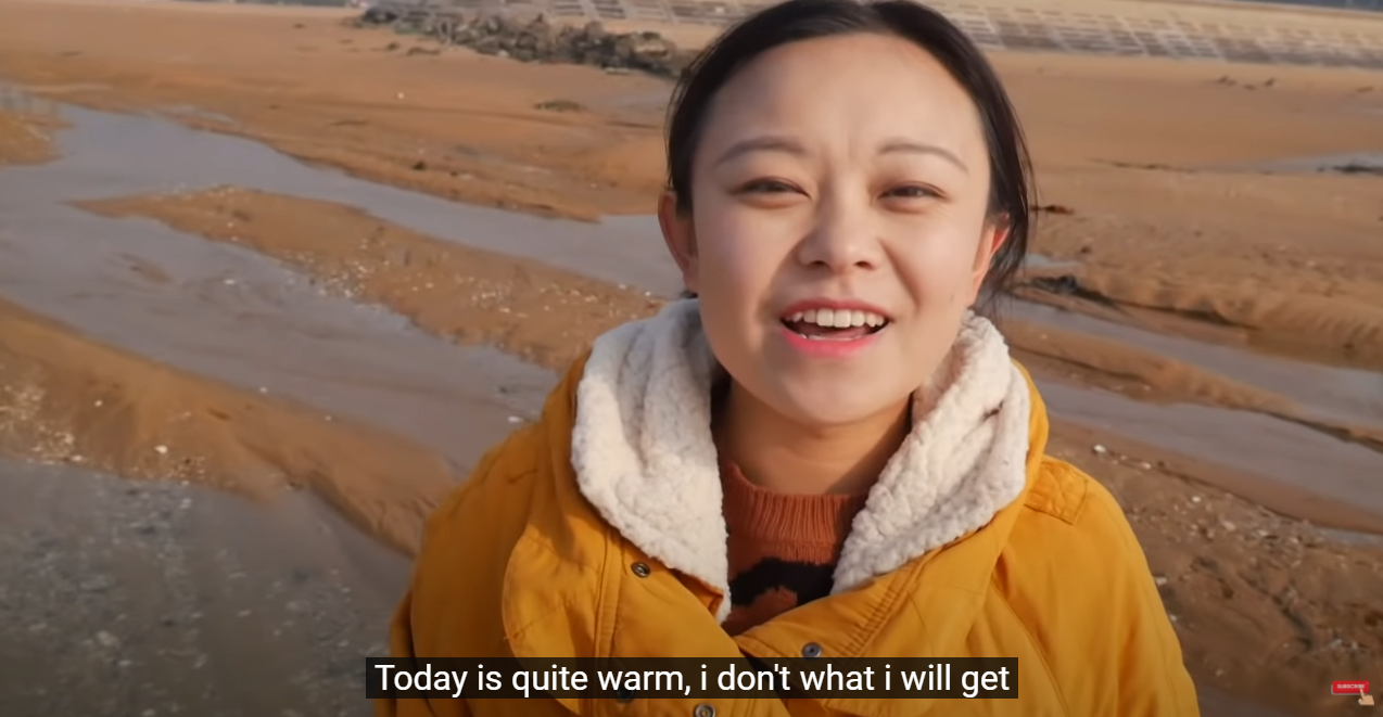 Сяо Чжан бросилась к морю, чтобы подобрать морских звезд для подписчиков.mp4 смотреть онлайн