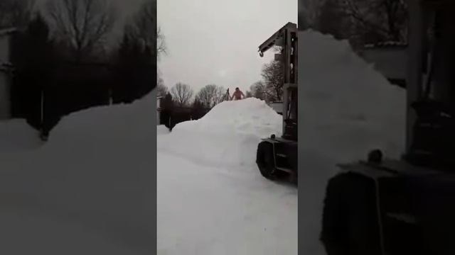 прыжок в снег со стрелы погрущика смотреть онлайн