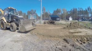 Разработка участка. С чего начать? Экскаватор и самосвалы работают вместе.