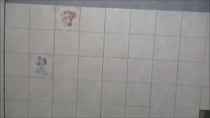 Выравнивание стен клеем перед укладкой кафеля
