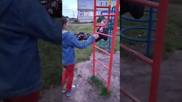 Как правильно качаться на качельках?