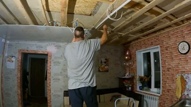 ПОТОЛОК ИЗ ПВХ ПАНЕЛЕЙ #ДЕРЕВЕНСКИЕ БУДНИ 45#деревня # самый дешёвый потолок. смотреть онлайн