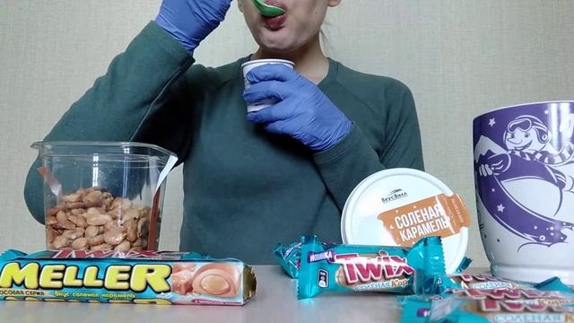 АСМР ИТИНГ СОЛЕНАЯ КАРАМЕЛЬ (МОРОЖЕНОЕ, ТВИКС, МЕЛЛЕР, АРАХИС) ASMR SALTED CARAMEL PARTY EATING смотреть онлайн
