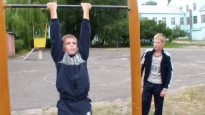 упражнения на , турнике, брусьях. Саша и Никита 10-11 лет  1 часть