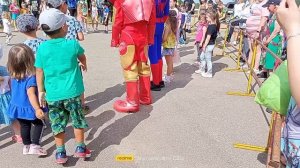Мы с моим папой смотрим как танцует человек-паук, железный человек, халк! Халк появился не сразу!