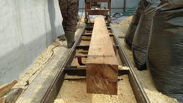 Строгание бруса самодельным станком.