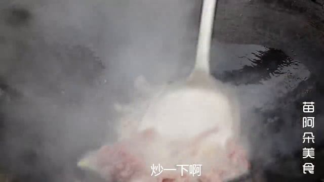 苗大姐吃酸豆角砂锅饭，肉放的比菜还多，无肉不欢，酸酸辣辣超下饭【苗阿朵美食】
