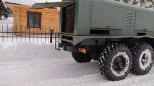 Снегоуборочная машина Д-470 чистит дороги.