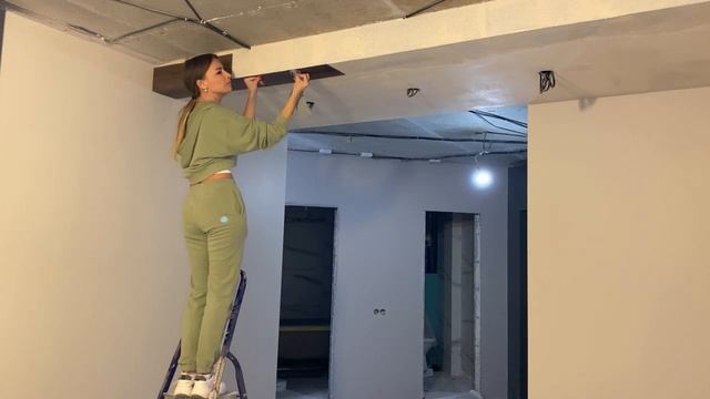 Кварцвинил своими руками. Делаем деревянный потолок из виниловой плитки.
