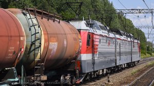 Толстый мужик запускает коптер прямо перед носом электровоза 2ЭС4К-050