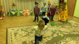 Осенняя игра «Собери шишки и грибочки»