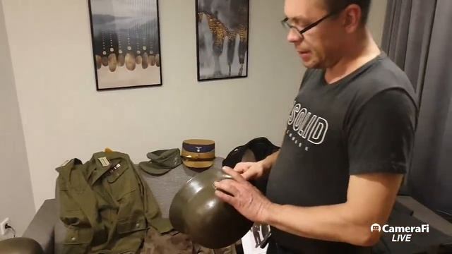 Немецкая униформа и каски с наградами.