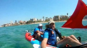 Каяк пвх с парусом на средиземном море.