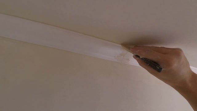 Потолочный (плинтус) Багет. Делаем стыки палок Невидимыми. Починка после поклейки. смотреть онлайн