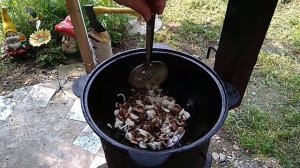 МАСЛЯТА ЖАРЕНЫЕ С МОЛОДОЙ КАРТОШКОЙ В КАЗАНЕ НА КОСТРЕ