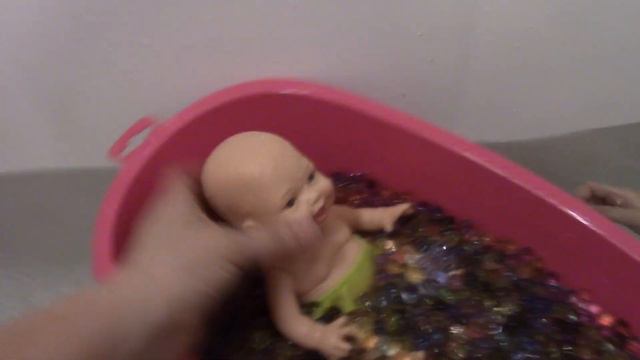 60 Tim @ Tom twins Малыши близнецы Тим и Том Плещемся в ванне Распаковка игрушек Видео для детей смотреть онлайн