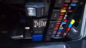 Lada Granta как она есть. Первые проблемы. Замена предохранителя.