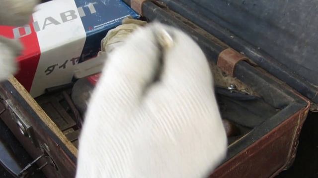 Нашёл старинный чемодан в кладовке. А внутри- КЛАД! смотреть онлайн