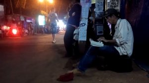 Уличный музыкант играет на синтезаторе