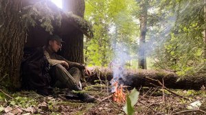 Кемпинг, жарю мясо в сыром лесу