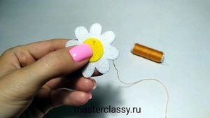 Красивая заколка из фетра за 5 минут. Цветы из фетра. Ромашка. Видео урок. Как сделать ромашку?