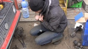 Подымаем перед Golf 2 меняем передние стойки амортизаторов с B4