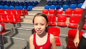 Даша плавает с дельфинами в дельфинарии в Сочи парк