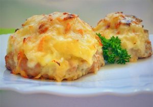 "СТОЖКИ" ИЗ ФАРША С ОВОЩАМИ ПОД СЫРОМ.Получается очень нежное, сочное и питательное блюдо.