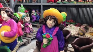 Садовые фигурки для сада. Мальчик с девочкой с тележкой для цветов.