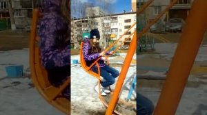 Vlog: Девочки ходят по лужам и качаемся на качелях лодочка.???