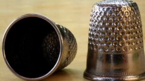 КОГДА  ПОЯВИЛСЯ  НАПЕРСТОК  ?