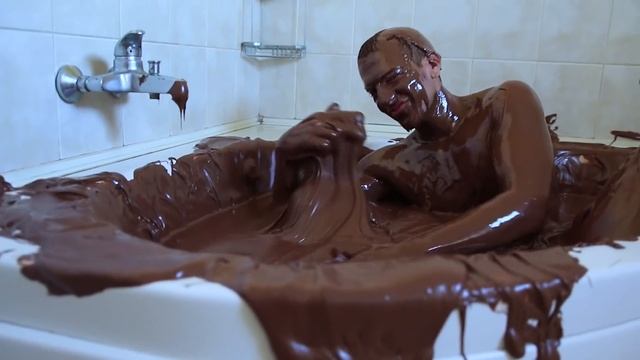 Bathing in 600 lbs of Nutella смотреть онлайн