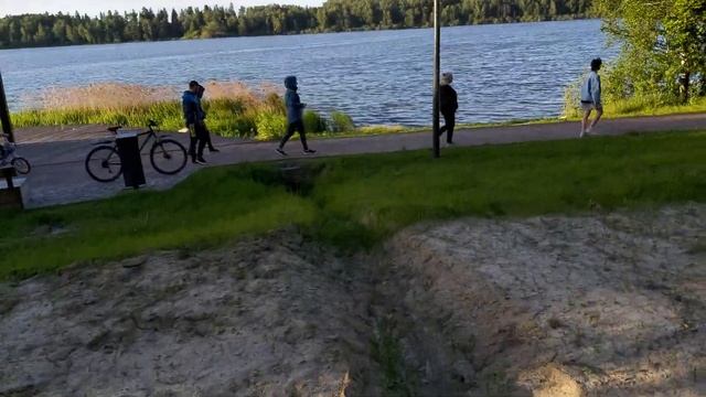 Озеро Сенеж . Пляж и тропа вдоль берега .